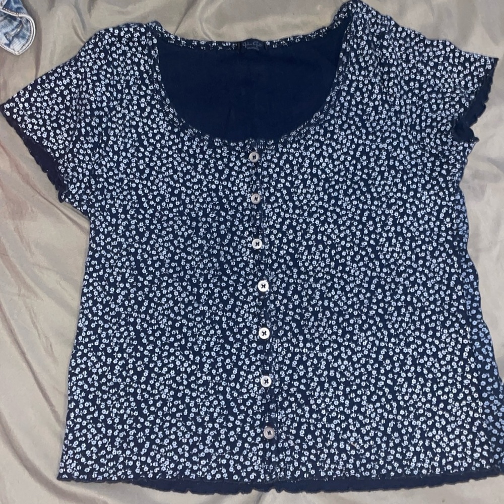 blue floral cropped tee